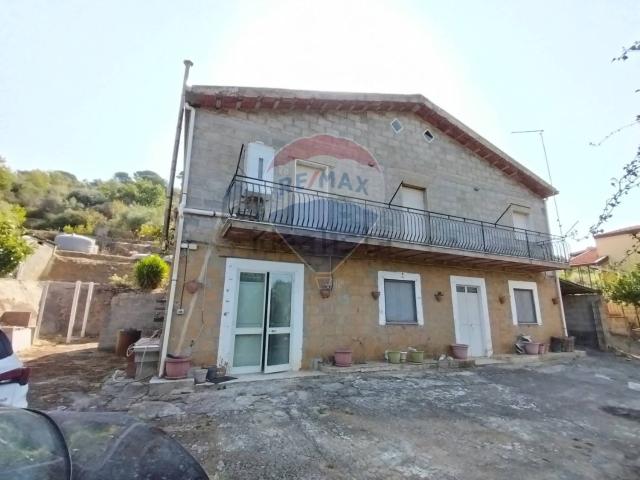 Villetta bifamiliare in vendita di 240 m² in Contrada Rasalgone
