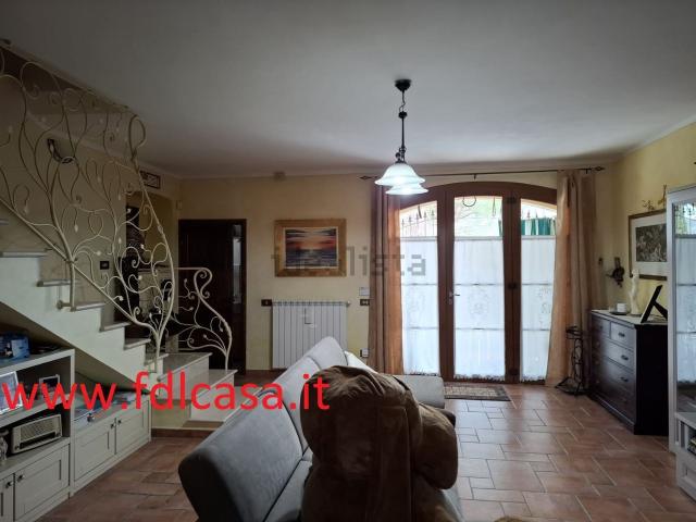 Villetta bifamiliare in vendita di 240 m² in Località Podere Casabella