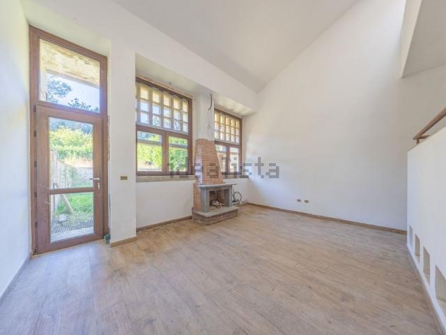 Villetta bifamiliare in vendita di 240 m² in Via Tuscolana