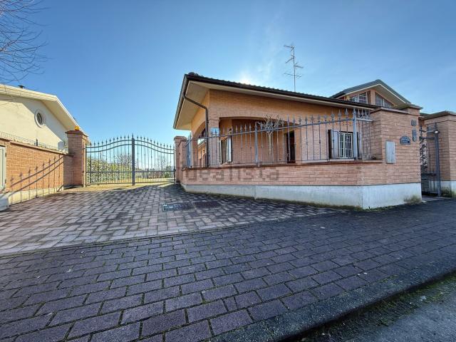 Villetta bifamiliare in vendita di 240 m² in Via Vandelli, 56