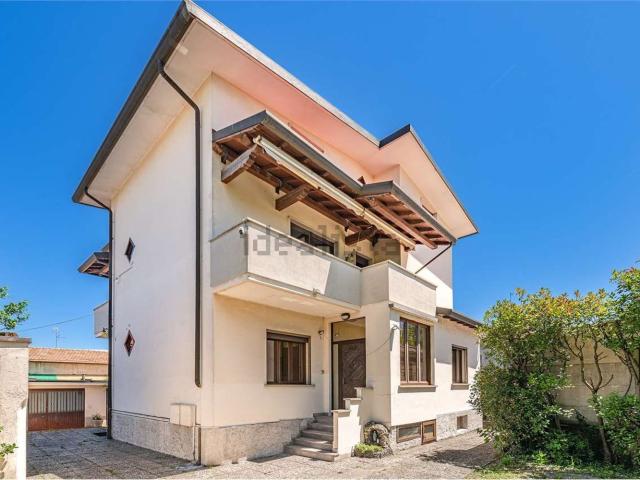 Villetta bifamiliare in vendita di 240 m² in Via Vincenzo Bellini, 8