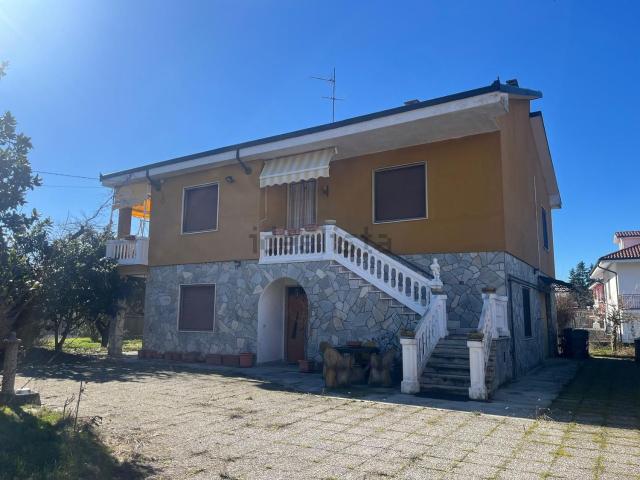 Villetta bifamiliare in vendita di 240 m² in Via XX Aprile, 11