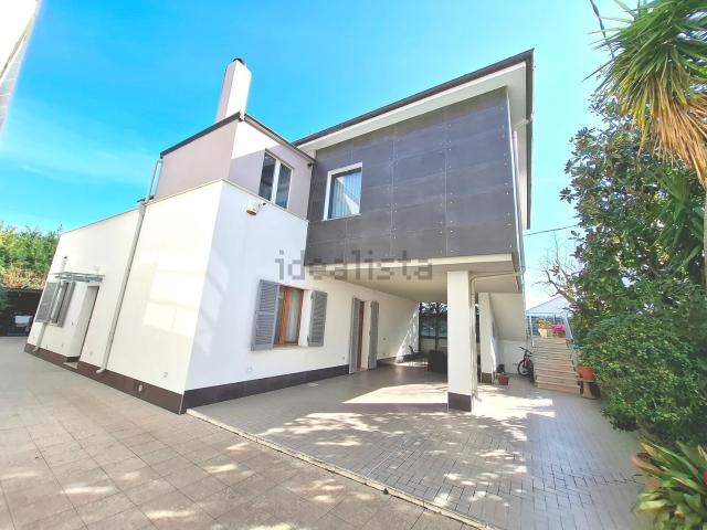 Villetta bifamiliare in vendita di 240 m² in Via Adriatica Nord