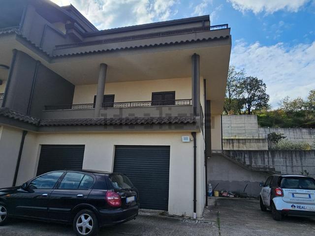 Villetta bifamiliare in vendita di 240 m² in Via Busento, 1