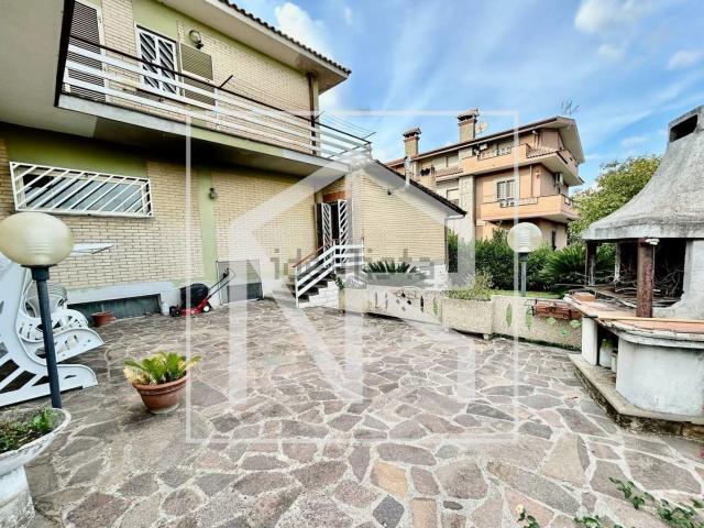 Villetta bifamiliare in vendita di 240 m² in Via Cannaroli, 9