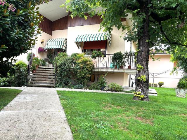 Villetta bifamiliare in vendita di 240 m² in Via Capitello