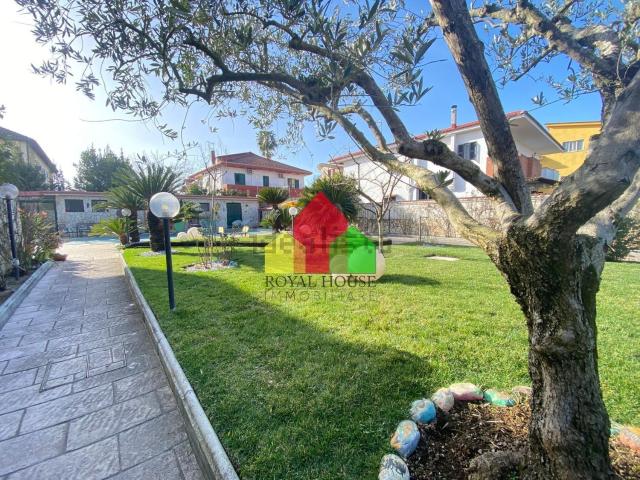 Villetta bifamiliare in vendita di 240 m² in Via Carrafiello, 28