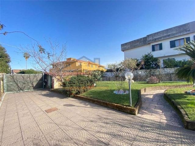 Villetta bifamiliare in vendita di 240 m² in Via Carrafiello