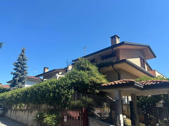Villetta bifamiliare in vendita di 240 m² in Via Carroccio, 61