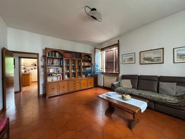 Villetta bifamiliare in vendita di 240 m² in Via Casadio M