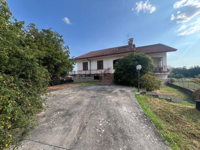Villetta bifamiliare in vendita di 240 m² in Via Casilina, 84