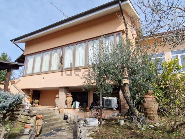 Villetta bifamiliare in vendita di 240 m² in Via Colle Palombara