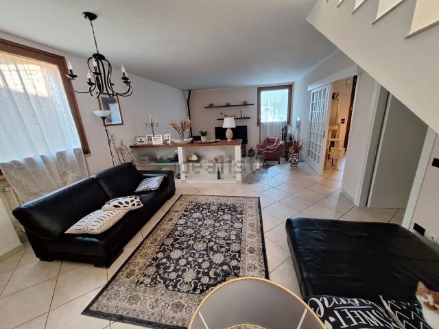 Villetta bifamiliare in vendita di 240 m² in Via Cormons, 23