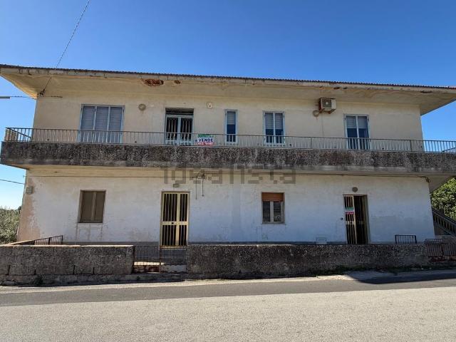 Villetta bifamiliare in vendita di 240 m² in Via Dente Crocicchia