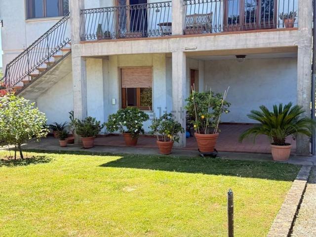 Villetta bifamiliare in vendita di 240 m² in Via del Bevilacqua