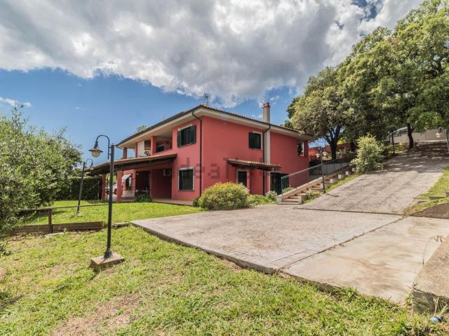 Villetta bifamiliare in vendita di 240 m² in Via del Belvedere, 8