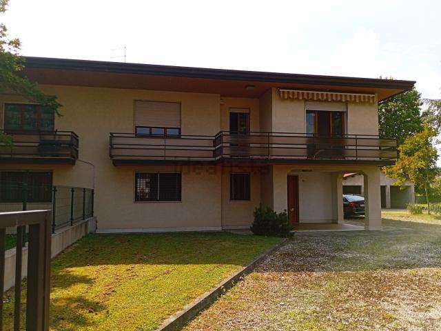 Villetta bifamiliare in vendita di 240 m² in Via del Parroco