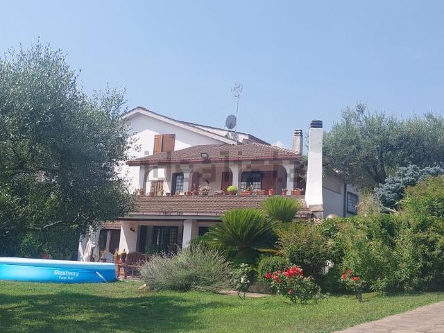 Villetta bifamiliare in vendita di 240 m² in Via della Bandita, 15