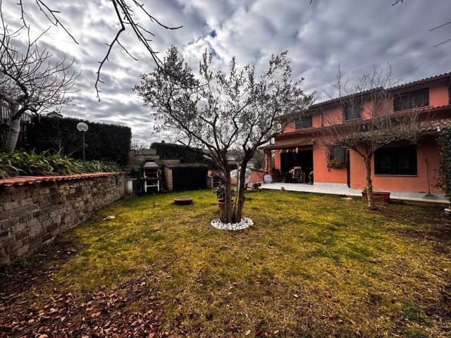 Villetta bifamiliare in vendita di 240 m² in Via delle Azalee, 11