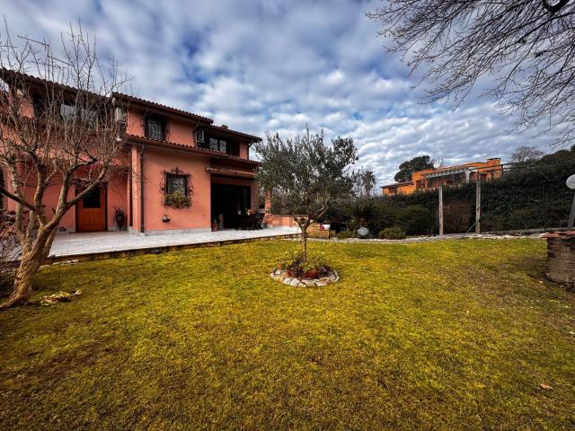 Villetta bifamiliare in vendita di 240 m² in Via delle Azalee, 13