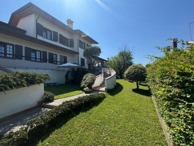 Villetta bifamiliare in vendita di 240 m² in Via Enrico Toti