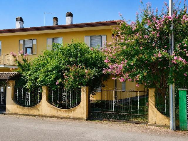 Villetta bifamiliare in vendita di 240 m² in Via Euganea Villa, 36
