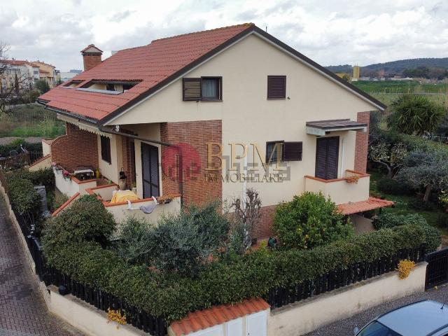 Villetta bifamiliare in vendita di 240 m² in Via Gianfranco Merli, 23