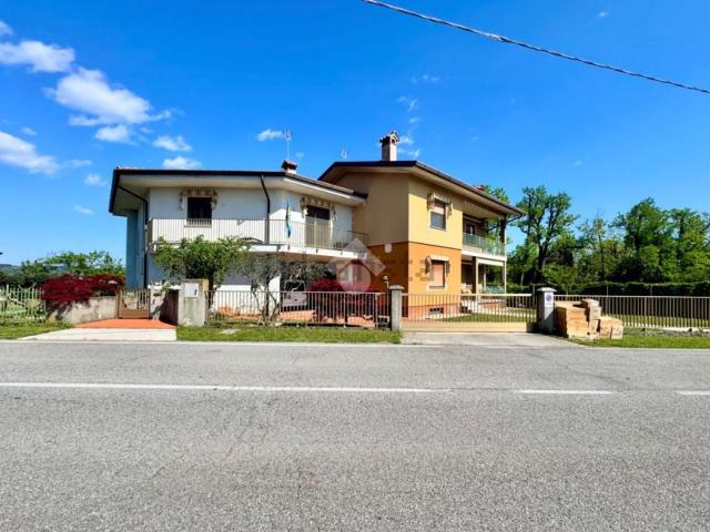 Villetta bifamiliare in vendita di 240 m² in Via Giassico, 10