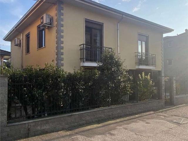 Villetta bifamiliare in vendita di 240 m² in Via Gorizia, 79