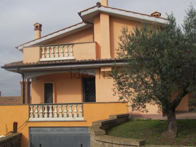 Villetta bifamiliare in vendita di 240 m² in Via Grotte di Castellana