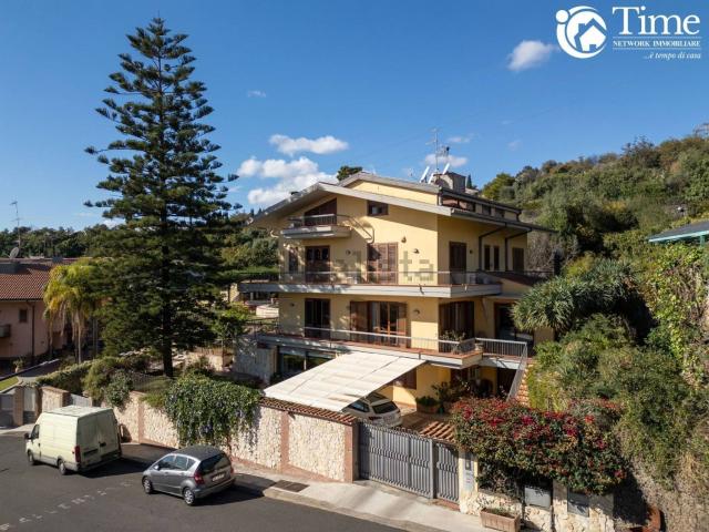 Villetta bifamiliare in vendita di 240 m² in Via IV Novembre, 22