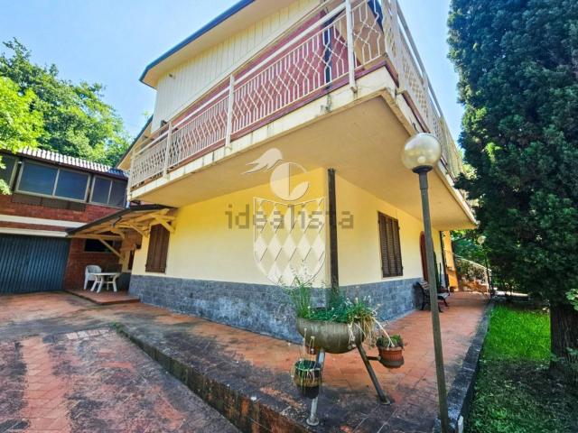Villetta bifamiliare in vendita di 240 m² in Via Marciano Fondovalle