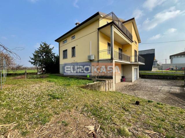 Villetta bifamiliare in vendita di 240 m² in Via Osio