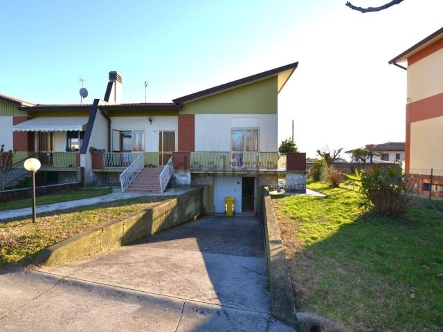 Villetta bifamiliare in vendita di 240 m² in Via Pontebbana, 90