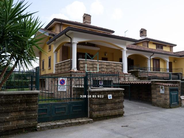 Villetta bifamiliare in vendita di 240 m² in Via Rivarano, 12