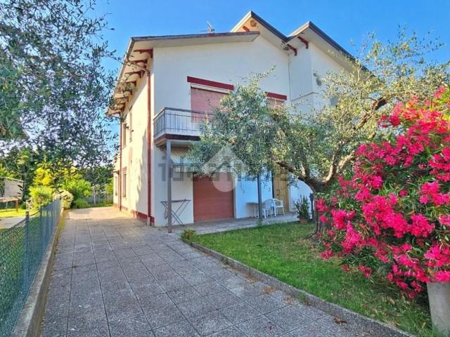 Villetta bifamiliare in vendita di 240 m² in Via Roma