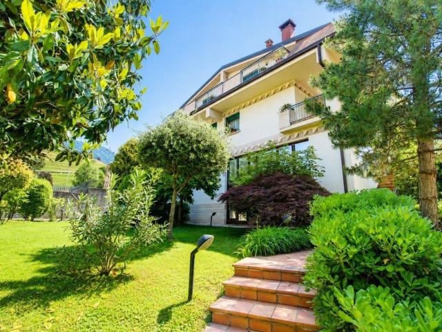 Villetta bifamiliare in vendita di 240 m² in Via Ruca