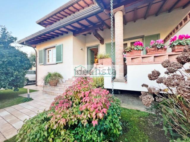 Villetta bifamiliare in vendita di 240 m² in Via Savoia, 151