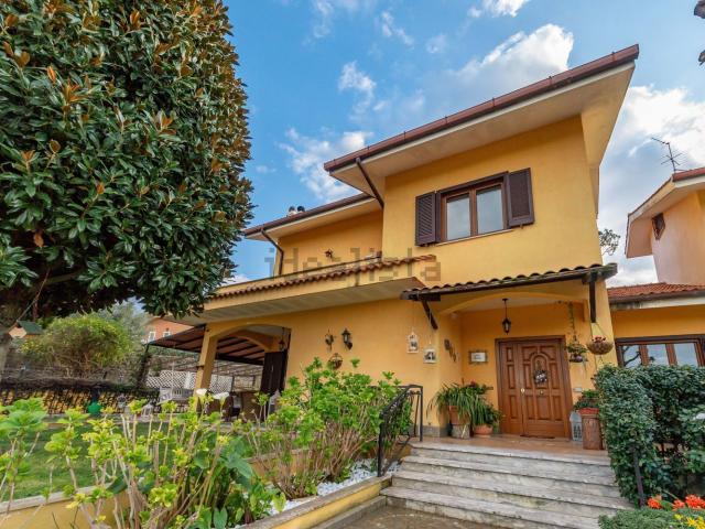 Villetta bifamiliare in vendita di 240 m² in Via Sentiero del Bosco
