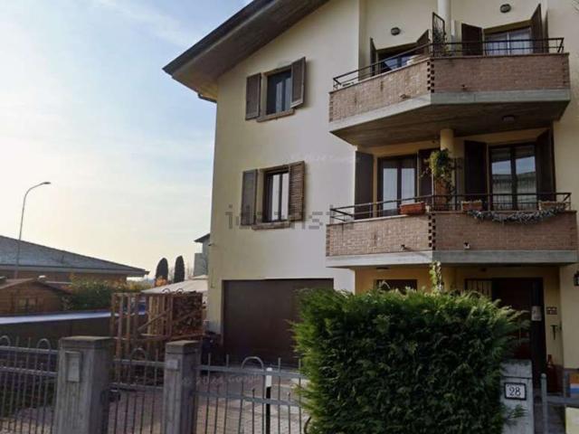 Villetta bifamiliare in vendita di 240 m² in Via Simone Martini, 26