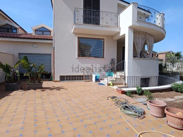 Villetta bifamiliare in vendita di 240 m² in Viale Cannatello
