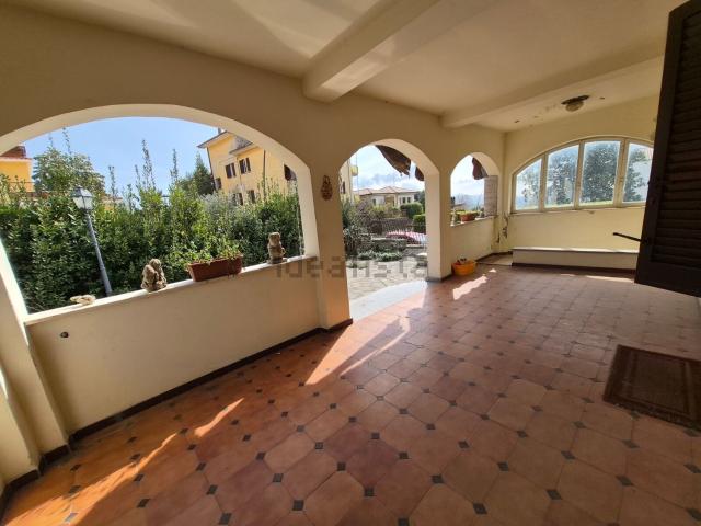 Villetta bifamiliare in vendita di 240 m² in Viale Giovanni XXIII, 9