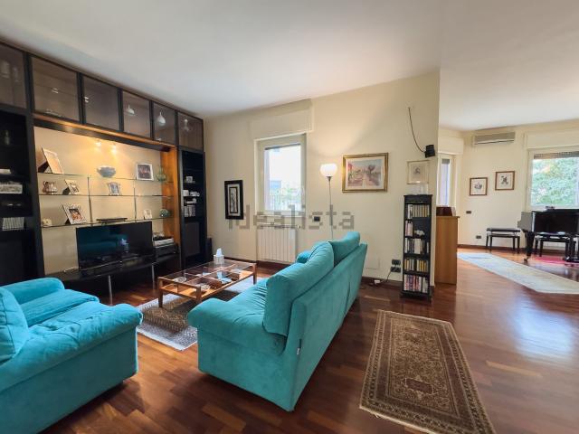 Villetta bifamiliare in vendita di 241 m² in Via dei Vittorini