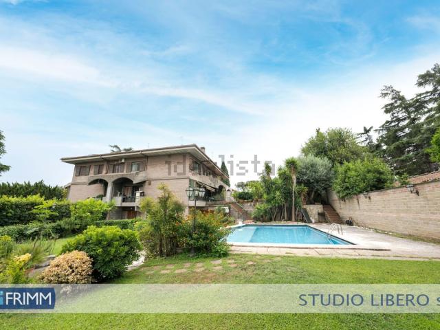 Villetta bifamiliare in vendita di 241 m² in Via di Decima, 278
