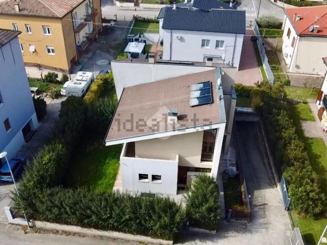 Villetta bifamiliare in vendita di 241 m² in Via Ippolito Pindemonte