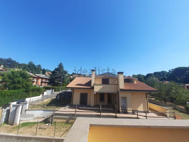 Villetta bifamiliare in vendita di 242 m² in Via delle Ortensie