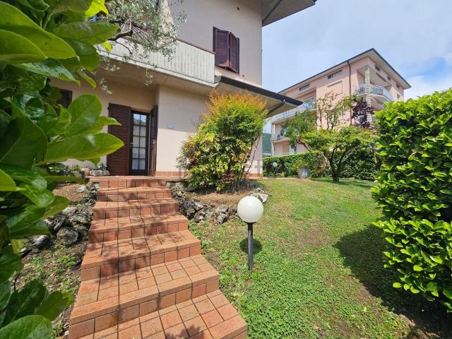 Villetta bifamiliare in vendita di 242 m² in Via Michelangelo Buonarroti