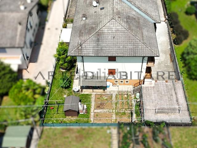 Villetta bifamiliare in vendita di 242 m² in Via San Vincenzo, 1