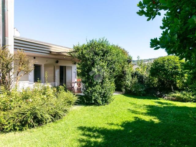 Villetta bifamiliare in vendita di 242 m² in Viale della Libertà, 92