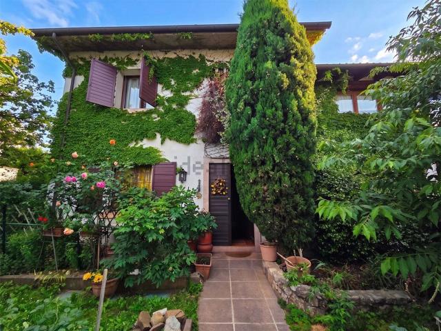 Villetta bifamiliare in vendita di 244 m² in Via Cunizza da Romano
